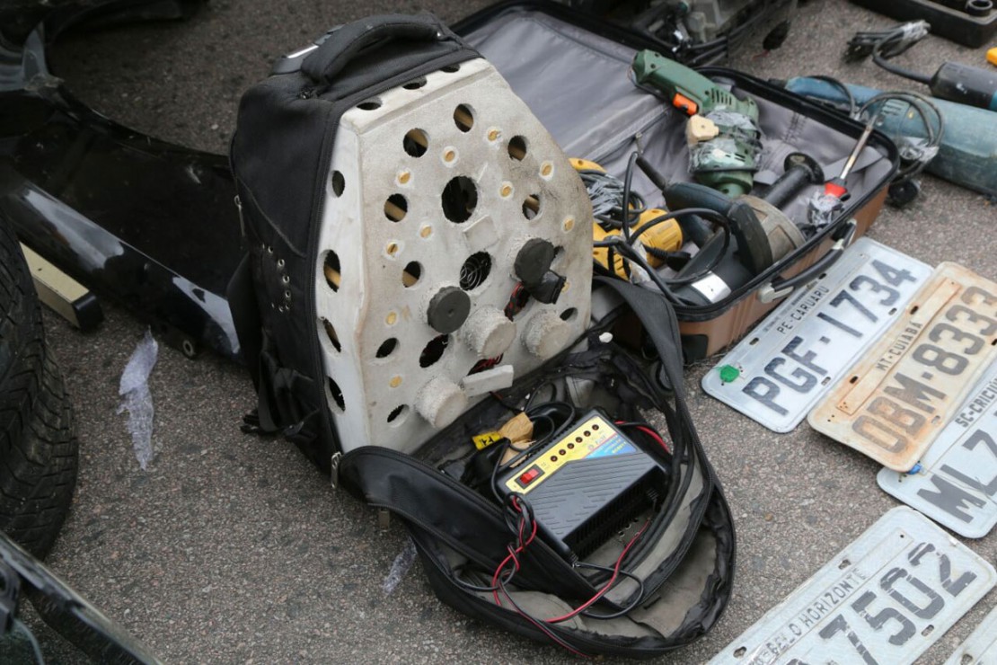 Polícia encontra mochila com bloqueador de sistema. Foto: Átila Alberti