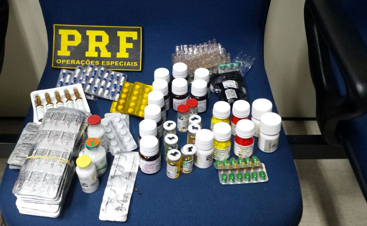 Dentro da bagagem havia mais de 20 remédios diferentes, distribuídos entre frascos, ampolas e cartelas. Foto: PFR.