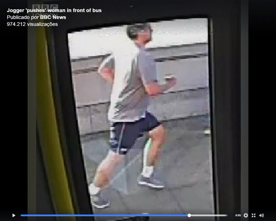Homem passa correndo e joga mulher na frente de ônibus