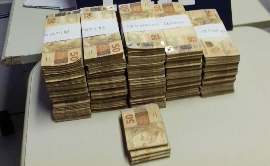Com o suspeito, foram encontrados e apreendidos R$ 228 mil. Foto: Divulgação/PRF