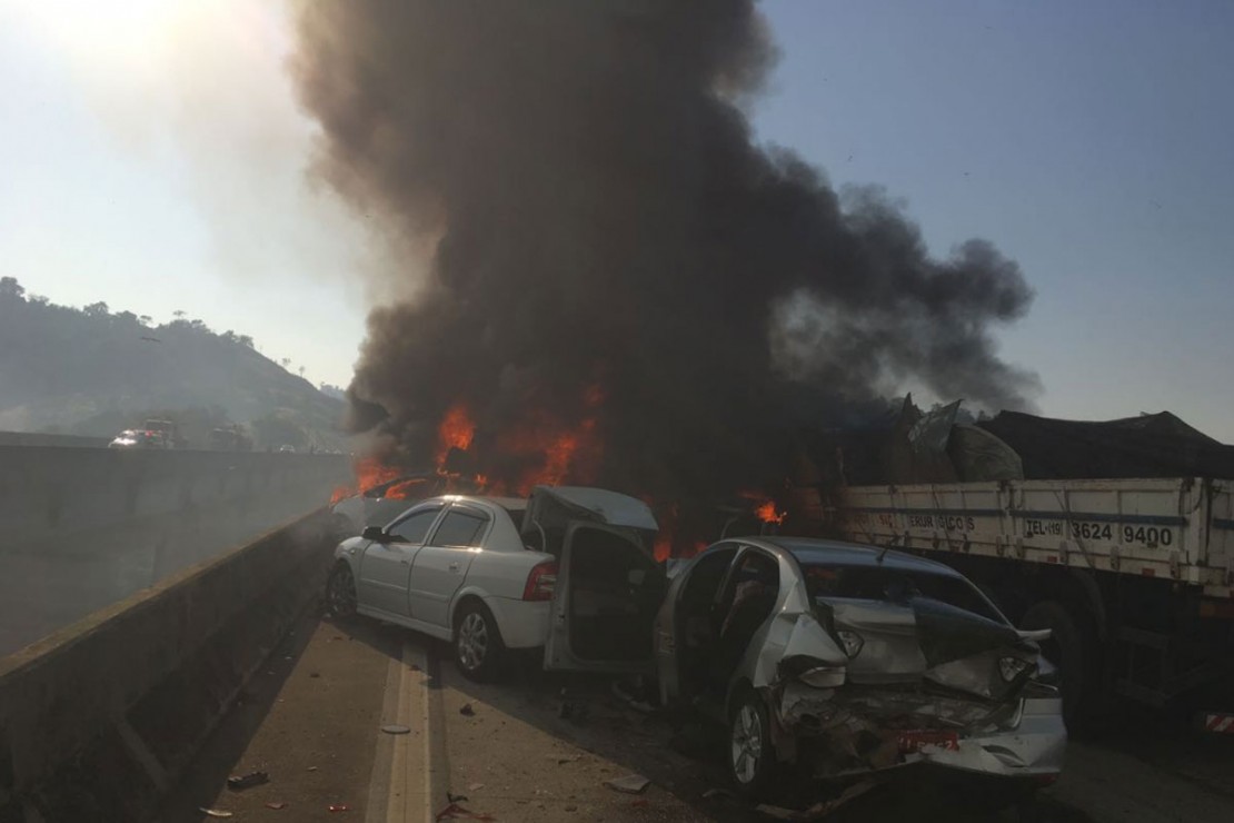 Ao menos uma pessoa morre em engavetamento na Rodovia Carvalho Pinto, em SP