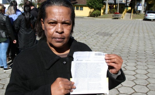 Fátima conta que, mesmo se a transferência der certo, seu salário vai diminuir e ela ainda vai perder outros benefícios. Foto: Gerson Klaina