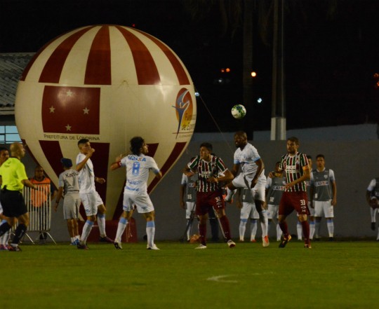 Fluminense abusou dos cruzamentos na área, mas defesa do Londrina ganhou quase todas. Foto: Gustavo Oliveira/Londrina Esporte Clube