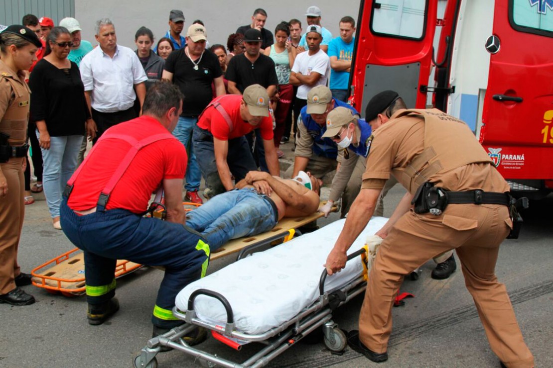 No desespero, o filho do dono da loja tentou ajudar os bombeiros a controlar o fogo, mas acabou se ferindo. Foto: Gerson Klaina
