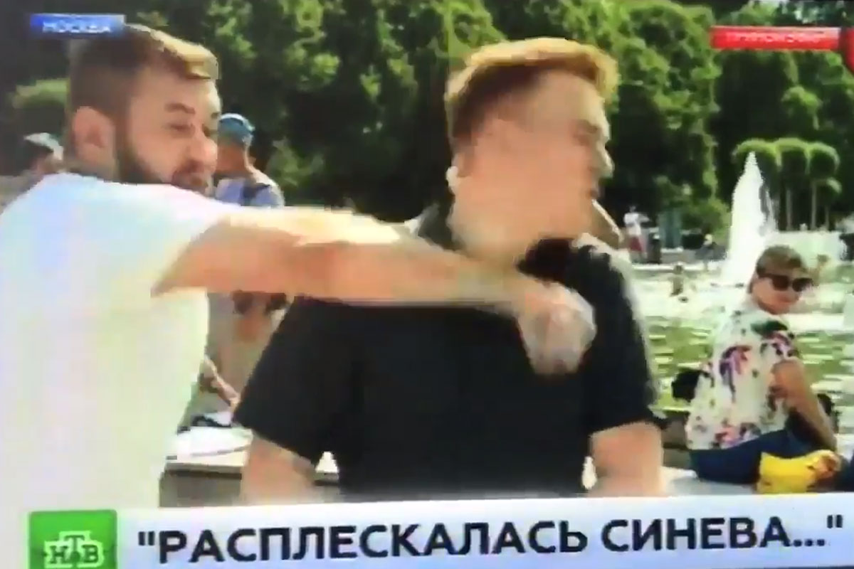 Jornalista leva soco durante transmissão ao vivo na Rússia; assista