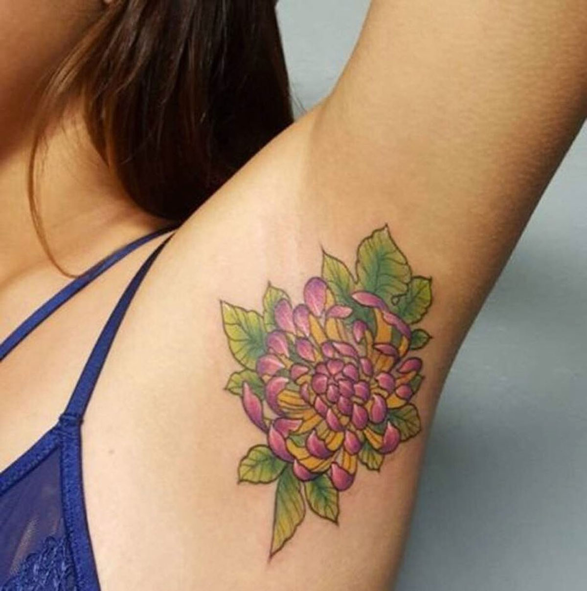 Tatuagens nas axilas vira tendência e ganha novos adeptos