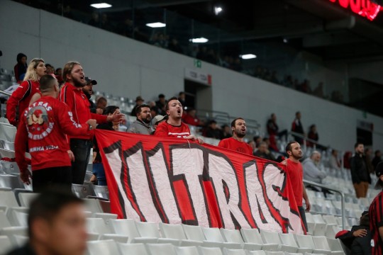 Apesar da proibição, a Ultras conseguiu entrar com uma faixa, mas que foi retirada pouco depois. Foto: Albari Rosa