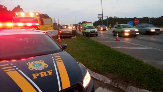 Carro parou no canteiro central e o caminhão no acostamento, por isso não houve bloqueio da rodovia. Foto: Divulgação/PRF.