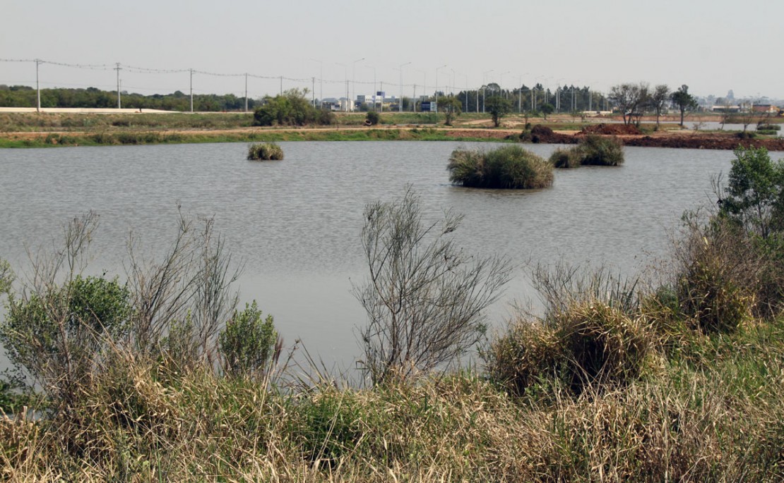 Espaços como as cavas são perigosos para os adultos e se tornam ainda mais complicados para as crianças e adolescentes. Foto: Gerson Klaina.