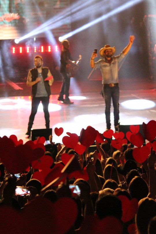 Dupla ganhou homenagem enquanto tocavam música nova. Foto: Lucas Sarzi.