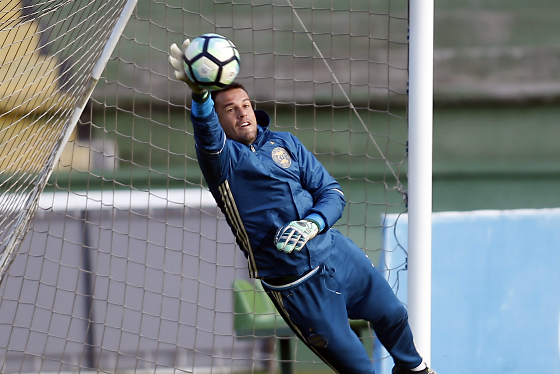 Wilson faz uma defesa durante o treino