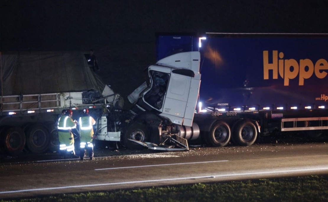 Colisão foi traseira. O ocupante de um dos veículos ficou preso nas ferragens. Foto: Lineu Filho.