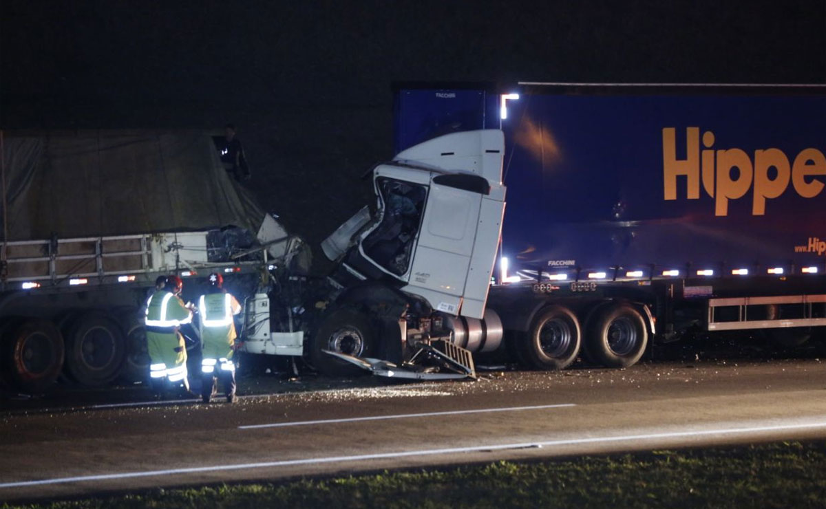 Colisão foi traseira. O ocupante de um dos veículos ficou preso nas ferragens. Foto: Lineu Filho.