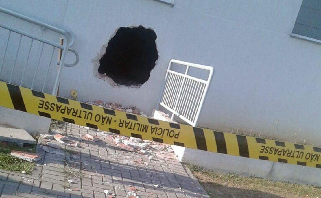 Agência ficou com um buraco na parede após ação dos marginais. Foto: Colaboração.