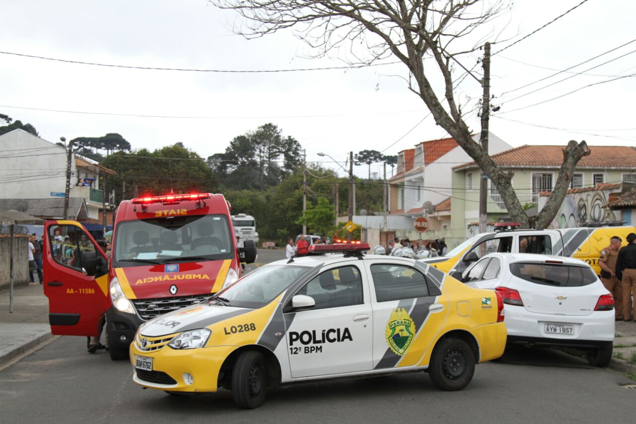 Dupla foi baleada enquanto caminhava em rua do Pilarzinho.