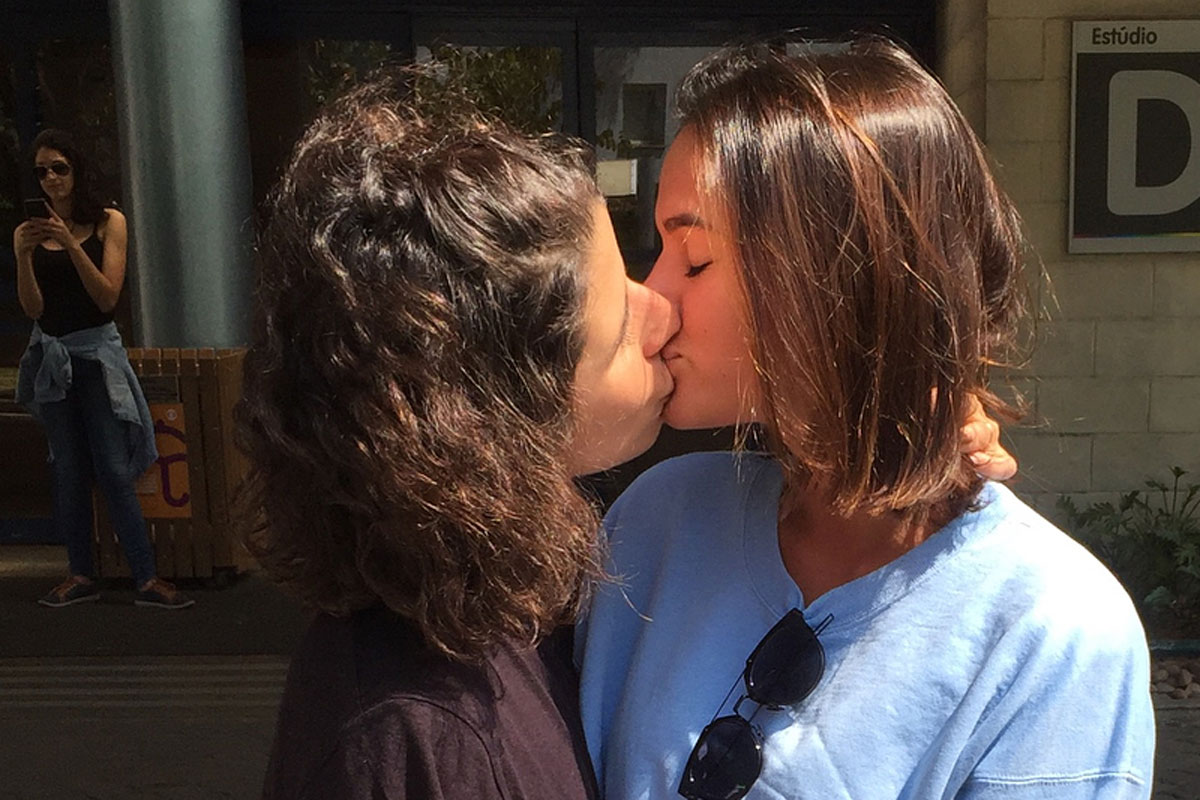 Bruna Marquezine beija atriz na boca em protesto contra 'cura gay'