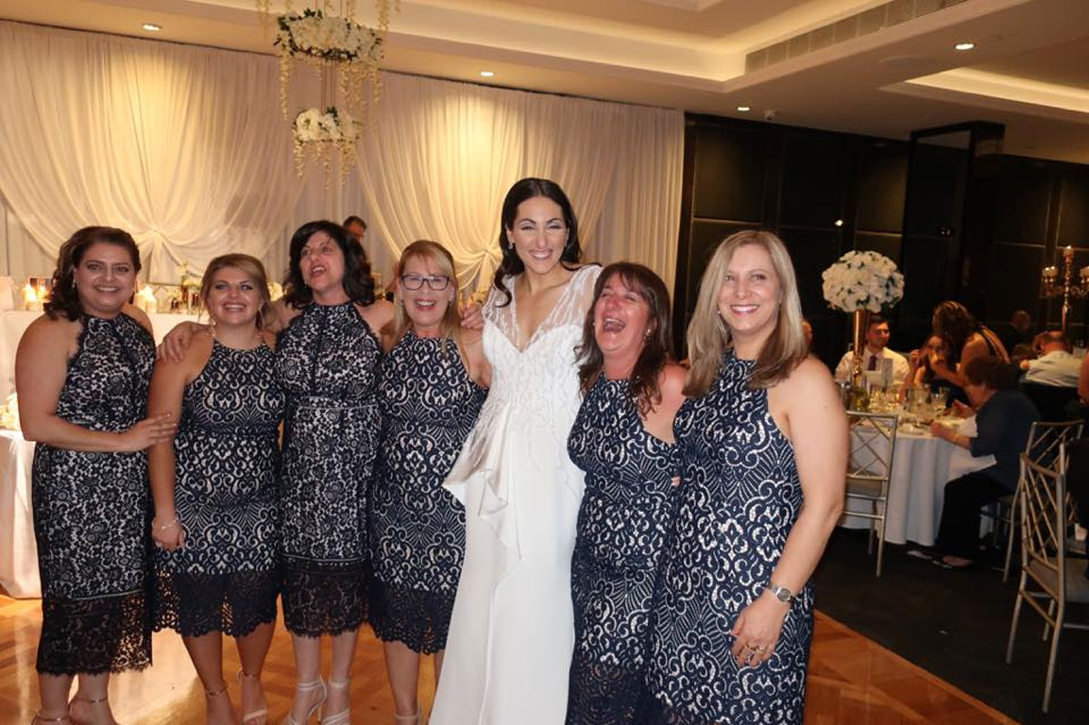 Seis convidadas vão a casamento usando o mesmo vestido
