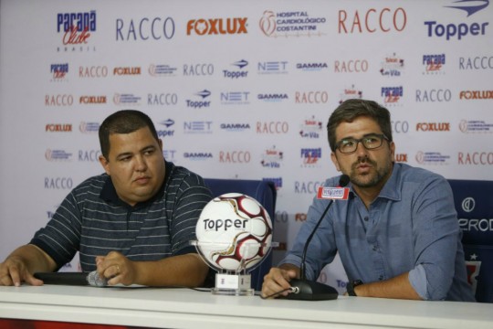 Presidente Leonardo Oliveira e gerente de futebol Rodrigo Pastana ressaltaram trabalho de Matheus Costa. Foto: Albari Rosa