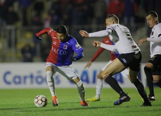 Problema com o visto de trabalho fez negociação de Felipe Alves com o Kuwait melar. Foto: Giuliano Gomes