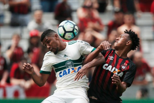 Getterson foi a grande surpresa do Coritiba no clássico e foi bastante acionando, na frente e atrás, onde teve a incumbência de ajudar na marcação de Fabrício, que foi um dos mais acionados da partida. Foto: Albari Rosa