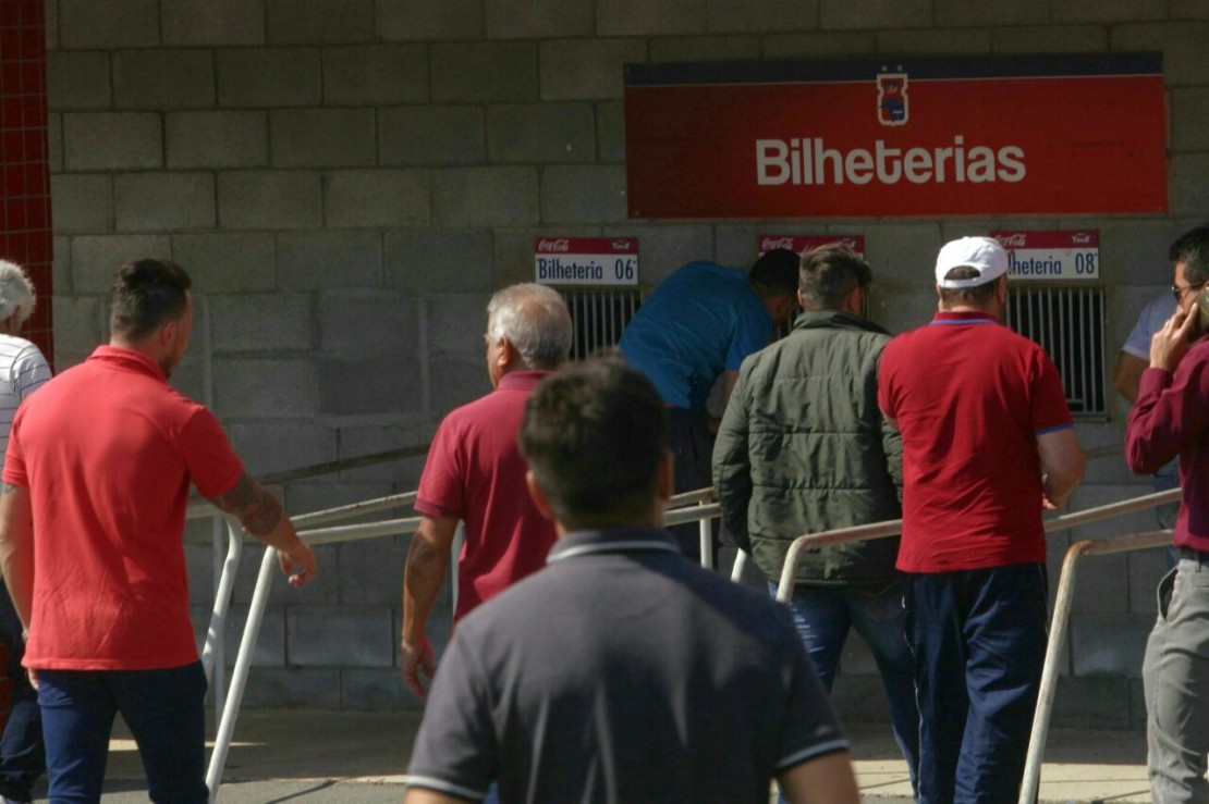Torcedores fazem fila para comprar ingresso
