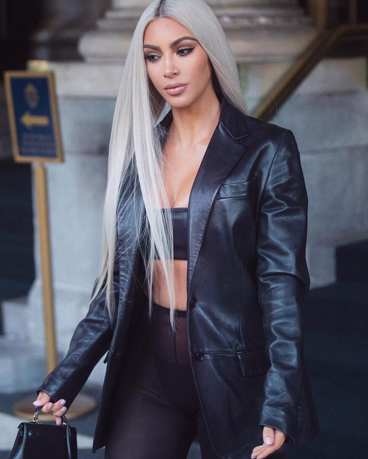 Kim Kardashian vai a evento usando apenas meia calça