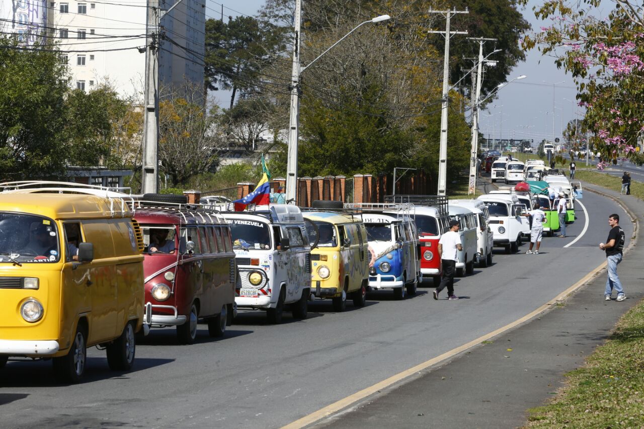 Kombi arrasta legião de fãs pelas ruas de Curitiba