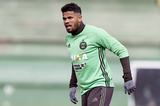 Léo treinou esta semana e disputa posição com Dodô. Foto: Albari Rosa