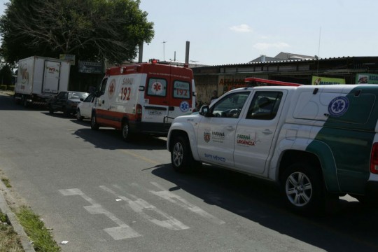 Socorristas atenderam o rapaz ferido, mas a Polícia Militar não foi ao local. Foto: Lineu Filho.