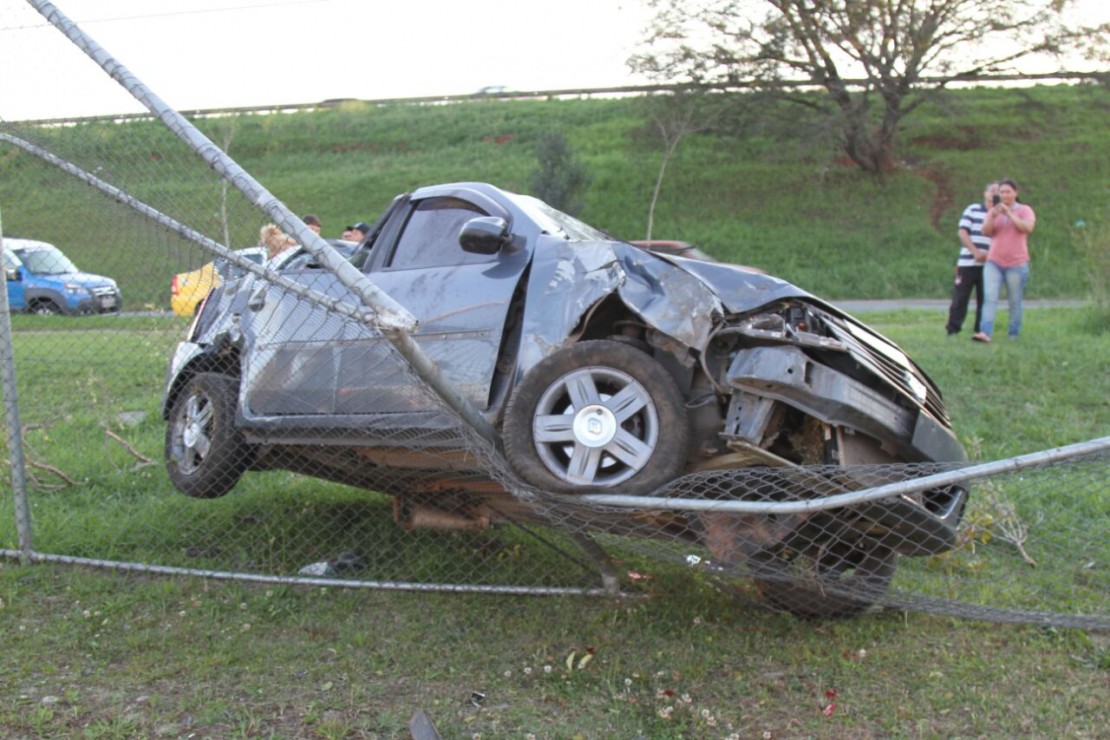 Motorista capota carro na Avenida Jucelino Kubitschek