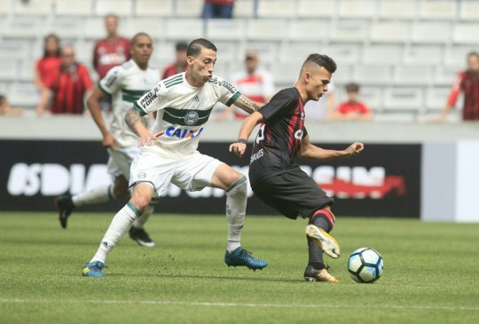Novidade no Furacão, Lucas Fernandes não foi tão acionado, mas poderia ter sido decisivo ao sofrer o pênalti, que Nikão acabou desperdiçando. Foto: Marcelo Andrade