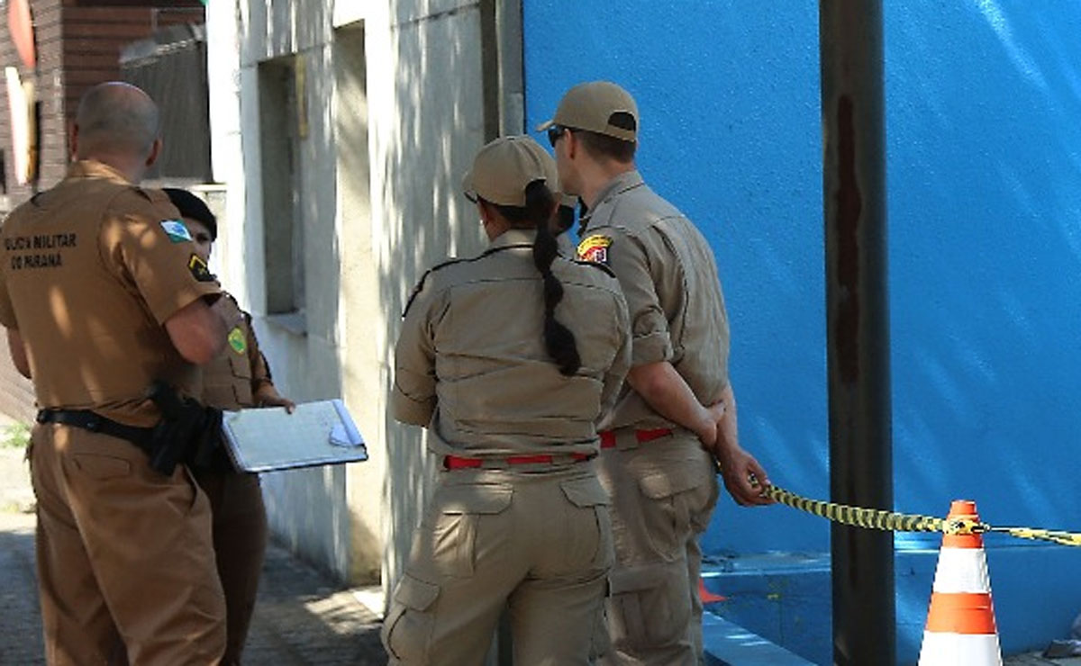 Dentro do bolso o homem carregava uma espécie de atestado dizendo que ele era dependente químico. Foto: Giuliano Gomes.