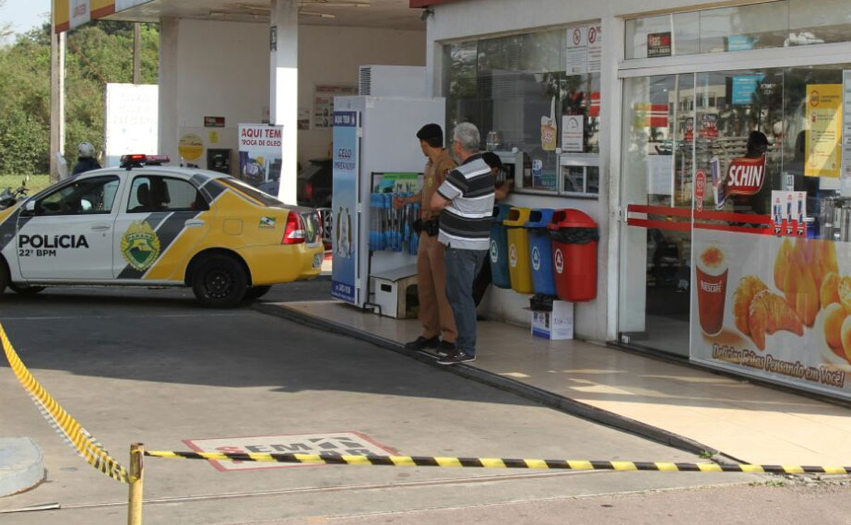 Os disparos vieram enquanto o homem pedia o café e ele morreu ali mesmo dentro da loja de conveniência. Foto: Gerson Klaina.