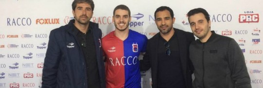 Renato Dini já tirou foto com a camisa do Paraná Clube ao lado de Rodrigo Pastana. Foto: Divulgação