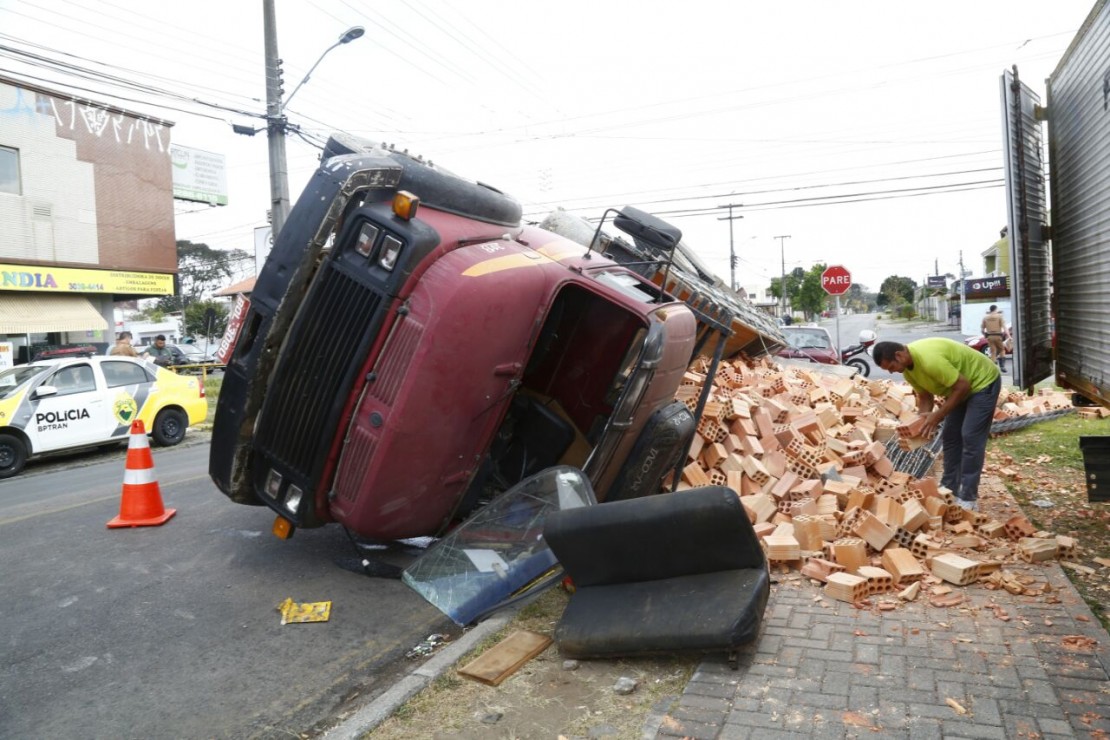 Caminhão carregado de tijolos tomba no Boqueirão