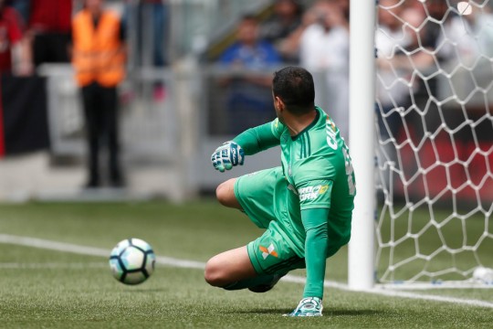 Wilson só olha em pênalti de Nikão. Uma das quatro que pararam na trave. Foto: Albari Rosa