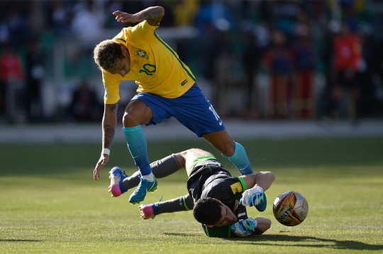 Nessa, Lampe se jogou para segurar Neymar. Foto: Pedro Martins/MoWA Press