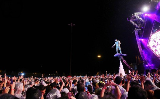 Luan ficou bem próximo do público através de uma grua. Foto: Divulgação.