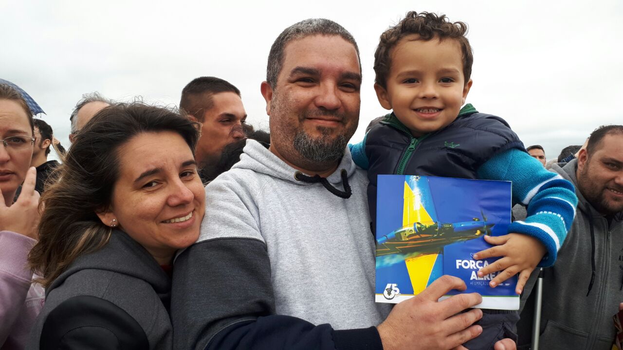 O pequeno Pietro é neto de piloto e assistiu deslumbrado à Esquadrilha, principalmente quando os aviões passaram de ponta cabeça. Foto: Giuliano Gomes