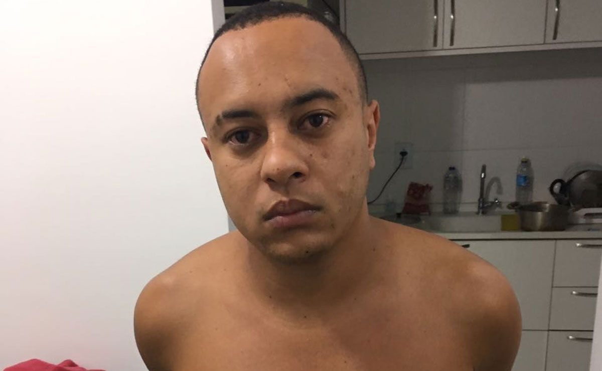 Mandado resultou na prisão de Giovani Soares de Lima, 26 anos, localizado em sua casa junto com Renata Galvão Moura, 19 anos. Foto: Divulgação/Polícia Civil.