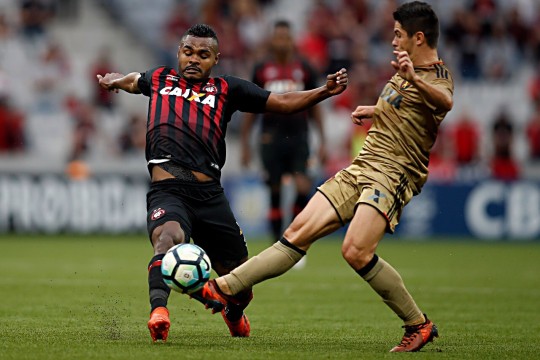 Nikão foi muito marcado, mas a torcida vaiou sua substituição. Foto: Albari Rosa