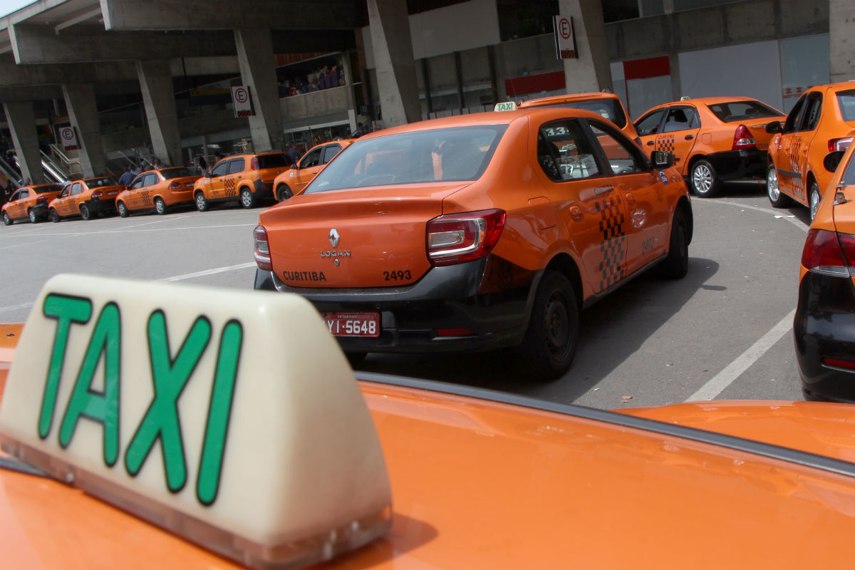 Taxistas de Curitiba vão participar de carreata até Brasília para pressionar senadores. Foto: Átila Alberti