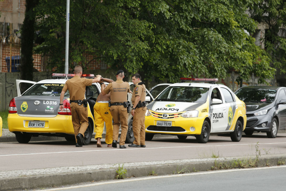 Trio é preso após carro roubado ficar sem gasolina. Foto: Lineu Filho