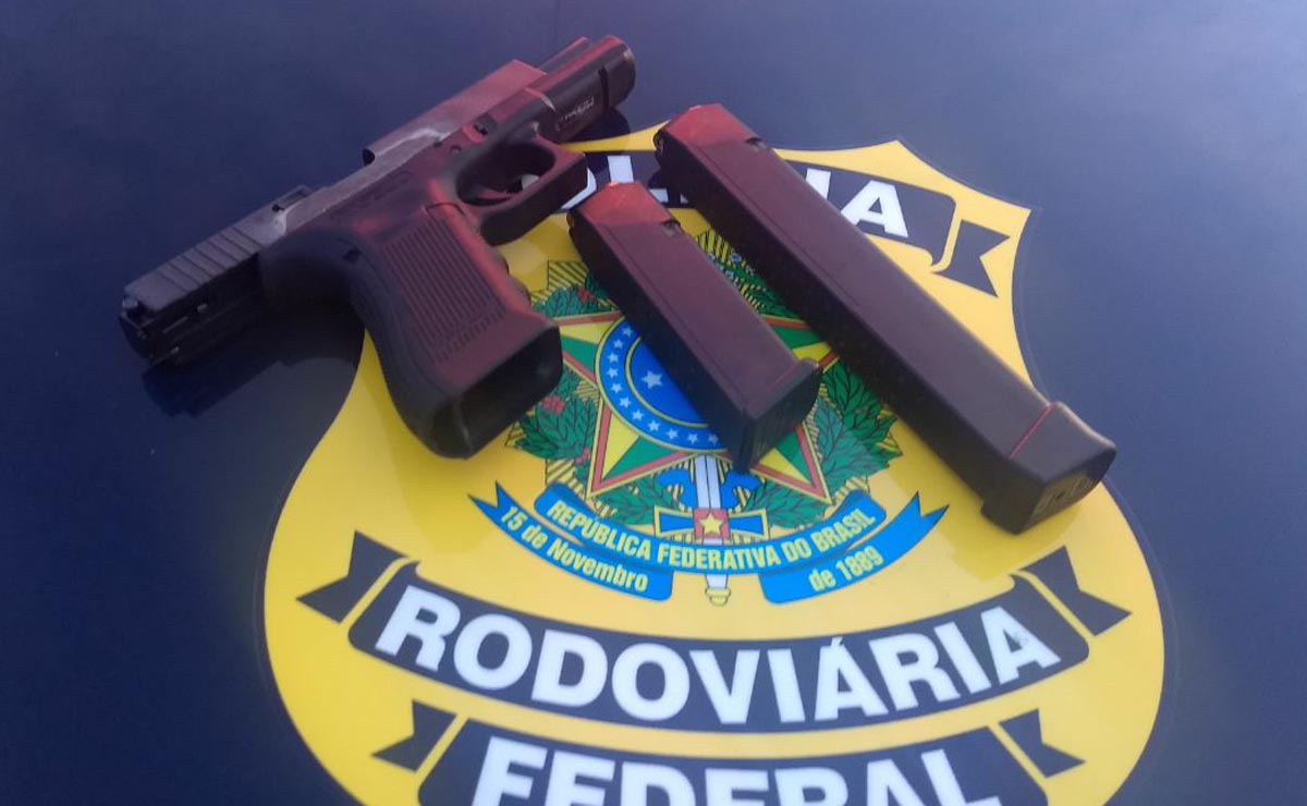 Pistola calibre 9 milímetros estava escondida na mochila do filho, um menino de seis anos. Foto: Divulgação/PRF