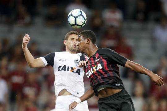 Atlético ainda sonha com G7, assim como o Atlético-MG, mas em termos de pontuação está mais perto da zona da degola do que do Flamengo, o sétimo. Foto: Albari Rosa