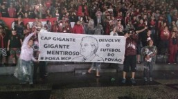 Teve faixa contra Mário Celso Petraglia na praça Afonso Botelho. Foto: Monique Silva/GloboEsporte.com
