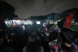 Muita gente ficou fora do estádio, na "festa-protesto". Foto: Lineu Filho