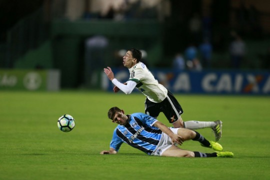 Rildo leva falta. Foi quem mais tentou. Foto: Marcelo Andrade