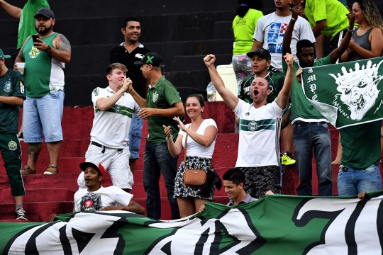 Festa da torcida coxa na Ilha do Retiro. Foto: Paulo Uchôa/Estadão Conteúdo