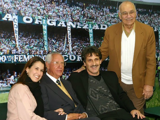 Damiani ao lado de André, campeão brasileiro em 1985, na homenagem que ambos receberam em 2009. Foto: Divulgação/Coritiba FC